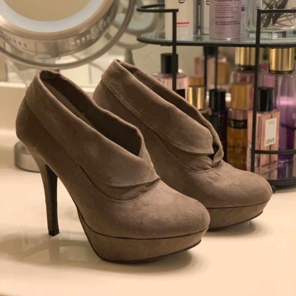 Gray suede collar heels